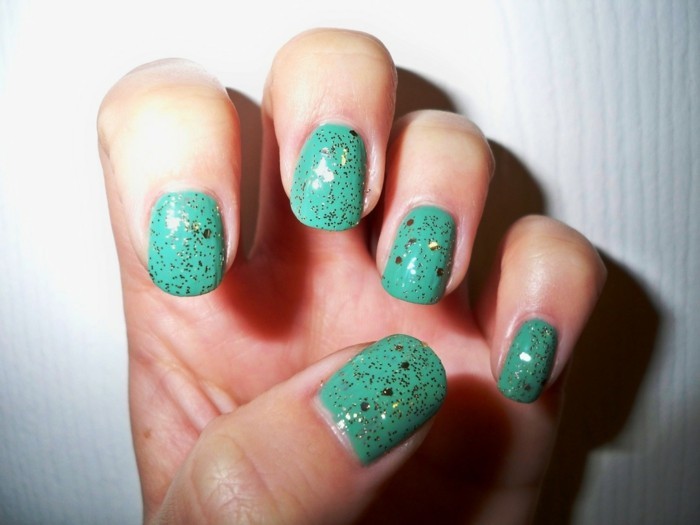 zomerse nagels in groene tinten met accenten