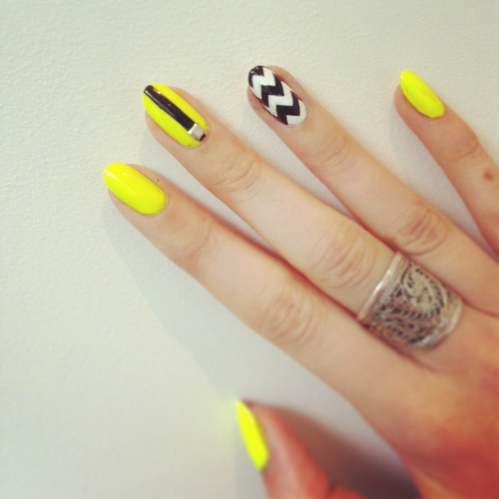 ongles d'été en jaune et noir