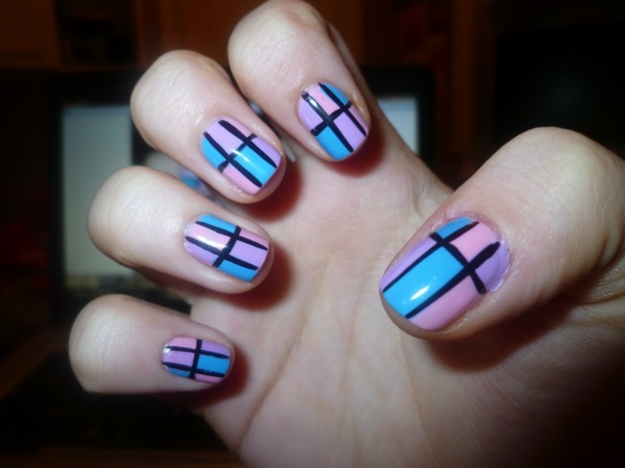 combiner les ongles d'été violet avec bleu et noir