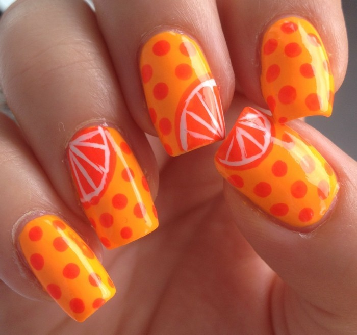 Modèle d'ongles d'été avec des oranges rend l'humeur joyeuse