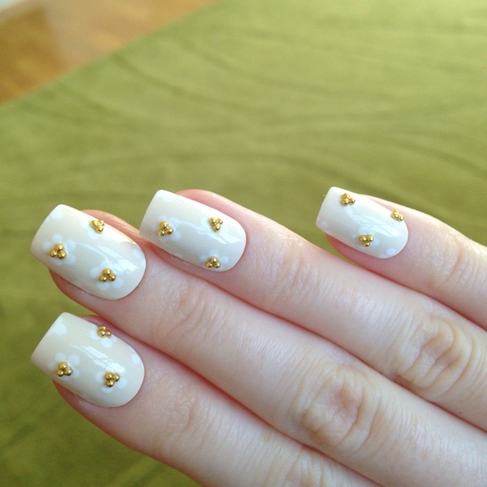 zomerspijker nagellak in beige met mooie bloemen