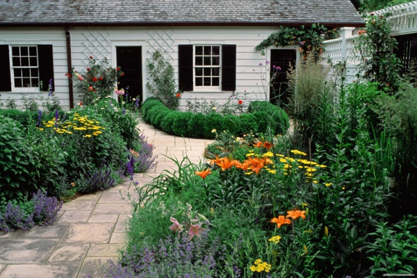 лято растения лилии английски градина градинарство пътека до границата градински плочки