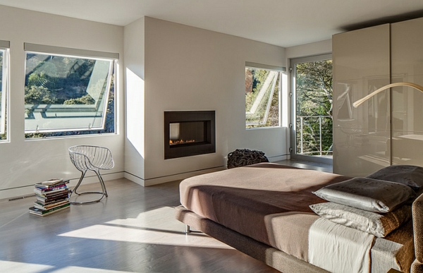 slunné hnědé teplé barvy krb ložnice minimalistický nábytek