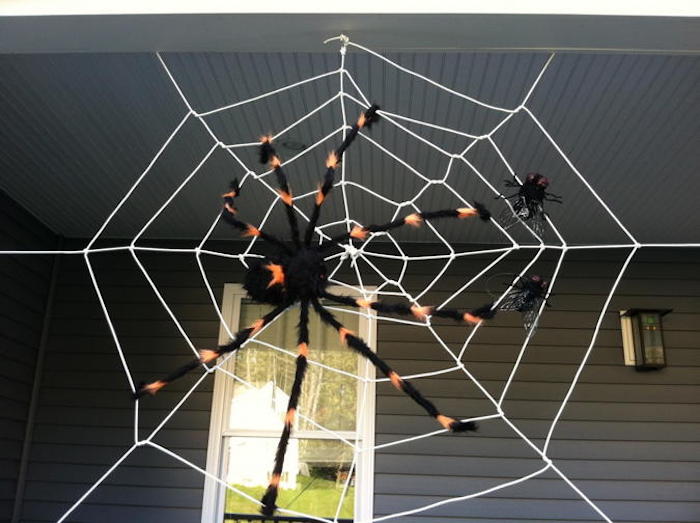 gøre spindelvæv selv som dekoration til halloween
