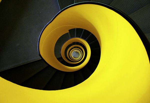 螺旋形楼梯黄色和黑色