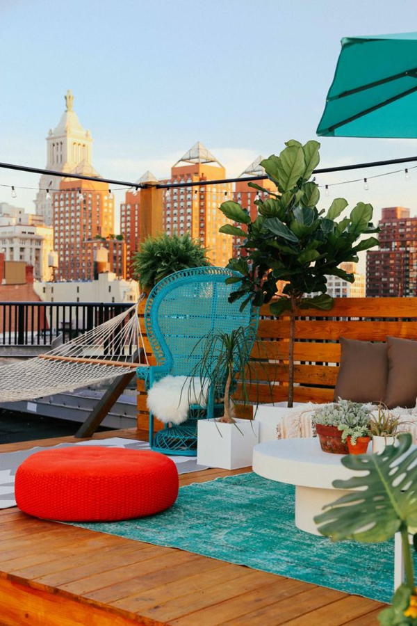 městský byt terasa design obrázky ukázky salónek houpací síť sedátka polštáře proutěná židle