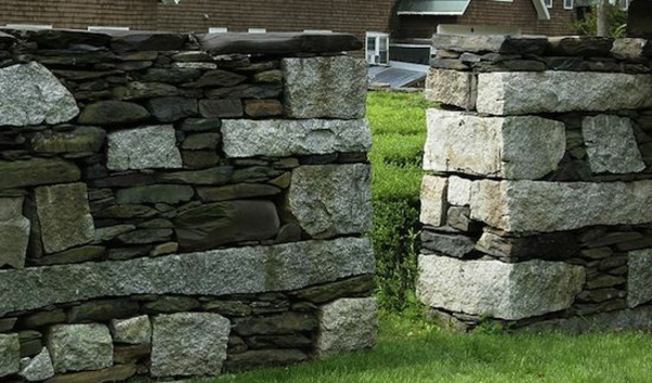 圆形墙设计与多种石材类型