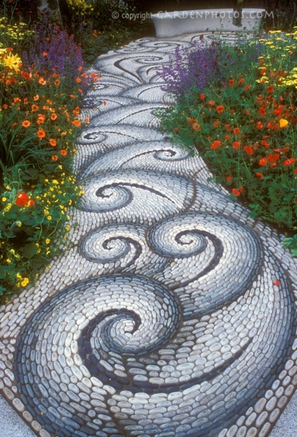 πέτρινο διάδρομο εξωραϊσμού λουλούδια