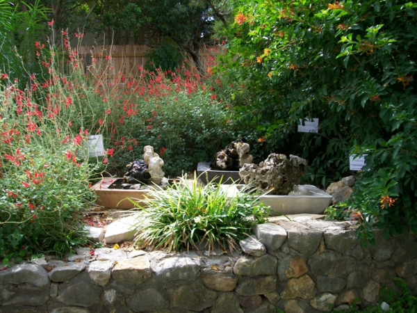 石墙花园篱笆红色鲜花花园现代