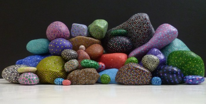 Verf stenen met stippen en kleuren