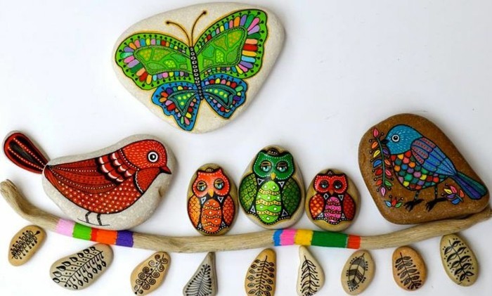 stenen geschilderde vlinders vogels uilen