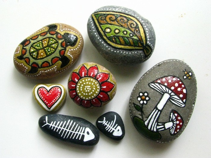 камъните украсяват с цветове малоди гъби костенурки листа