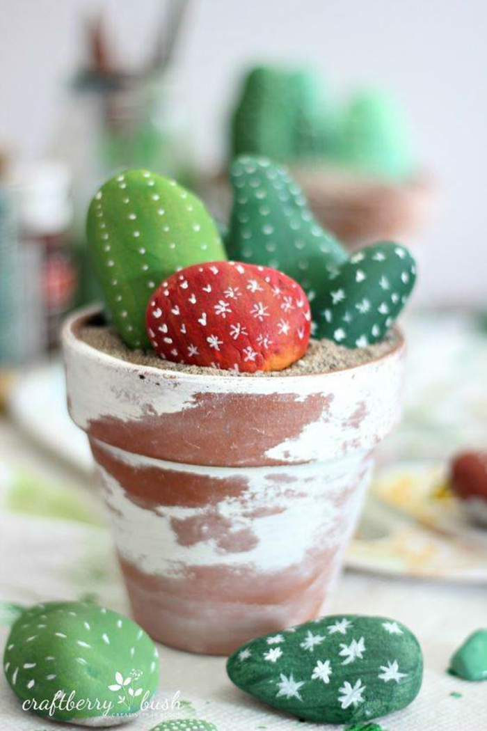 stenen geschilderde cadeau-ideeën geschilderde stenen ketellapper met stenen cactussen