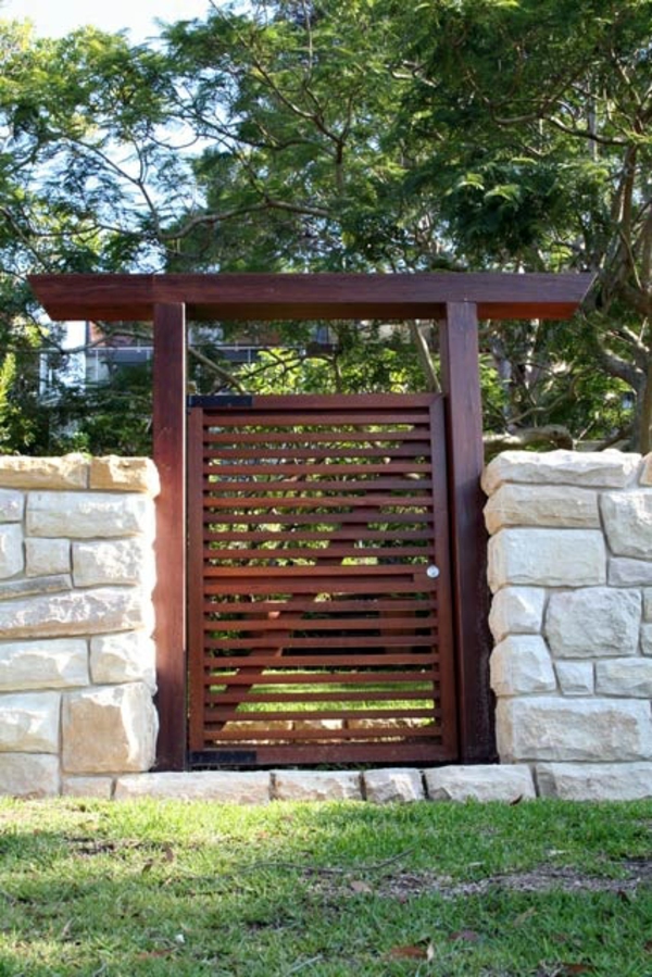 mur de pierre jardin porte de bois