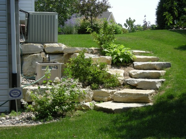 Каменни стълби в градината