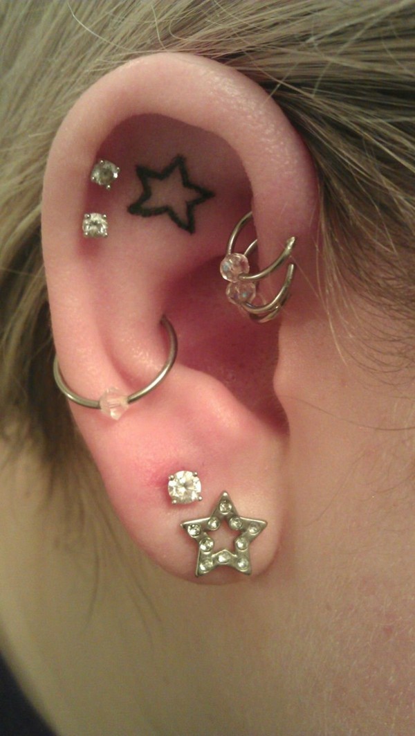 tatuaje de estrella en el oído