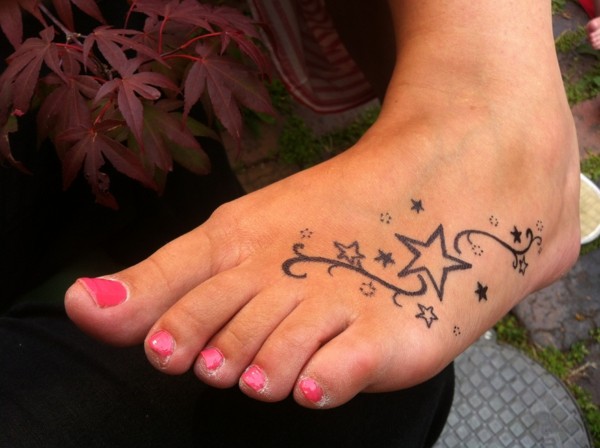 modèle de tatouage étoiles sur le pied