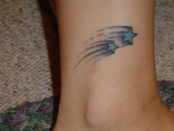 Sternschnuppen tatuiruotės idėja ant kojos