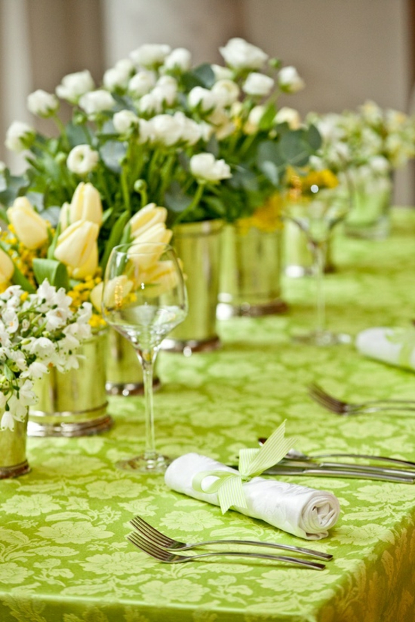 κομψό τραπέζι πράσινο λουλούδια τραπεζομάντιλο