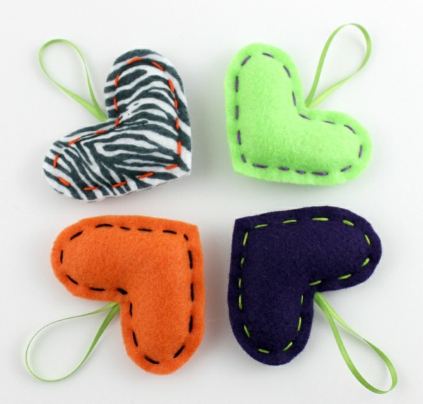fabric hearts sewn craft ideas made of felt fabric colored zebra pattern