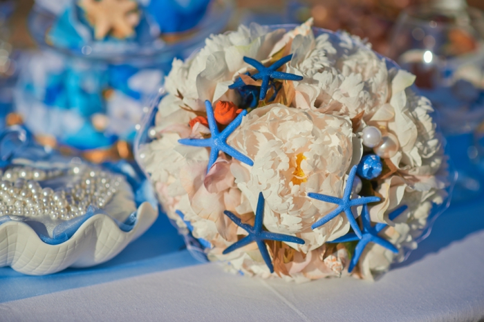 bouquet de mariage de plage pivoines perles d'étoile de mer bleues