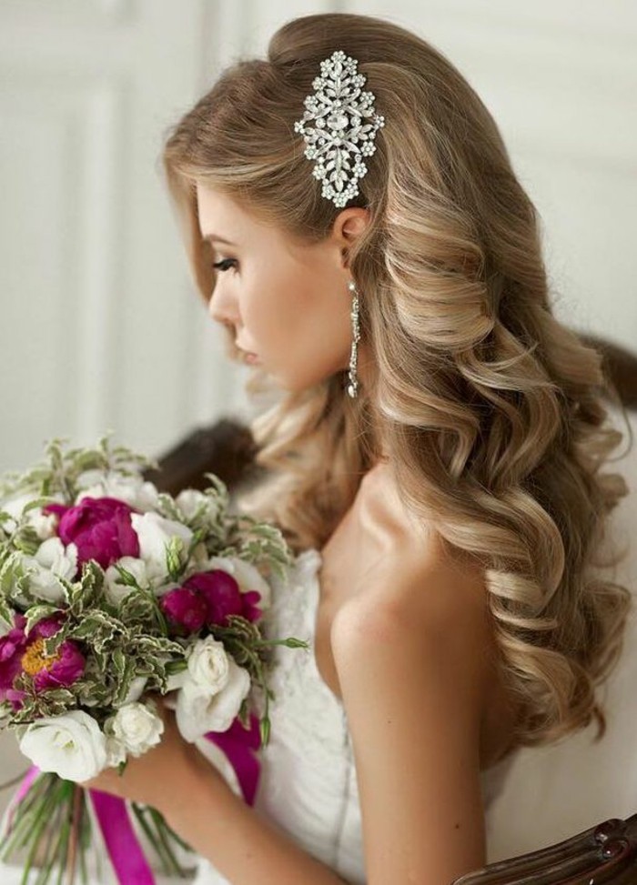 belles coiffures coiffure de mariée élégante avec des ornements de cheveux