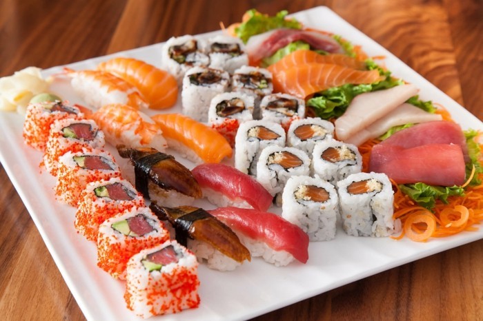 Sushi tallerken forskjellige typer på tallerkenen