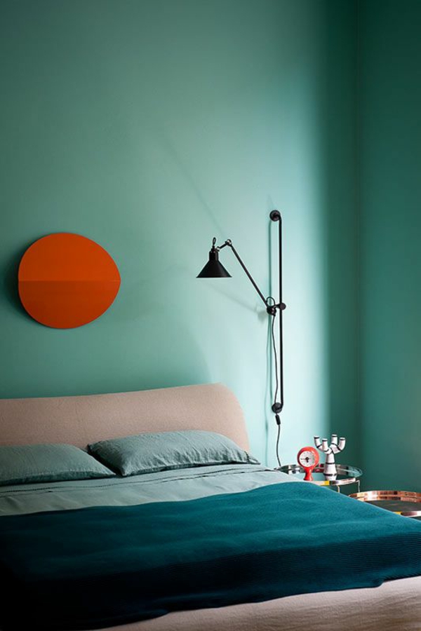 La paleta de color turquesa pinta la cama del dormitorio