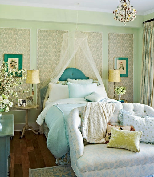 绿松石纹理床帘通风的老式枝形吊灯