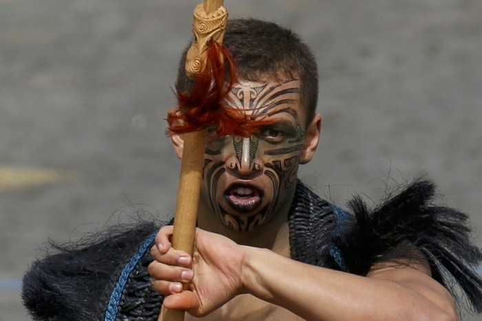 毛利人纹身的年轻战士脸纹身