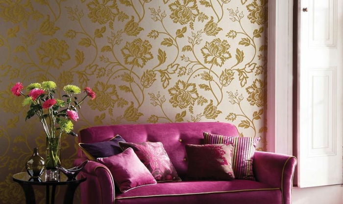 tapetti vintage tyylikäs violetti sohva kukkia olohuone