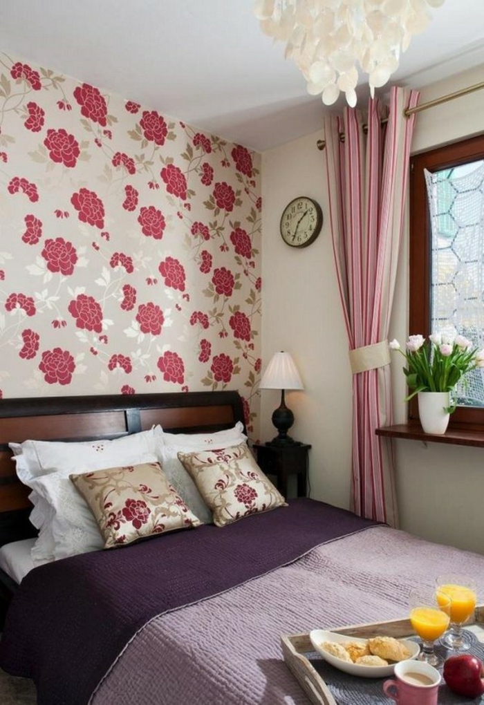 behang vintage bloemmotief slaapkamer lang ondoorzichtige gordijnen