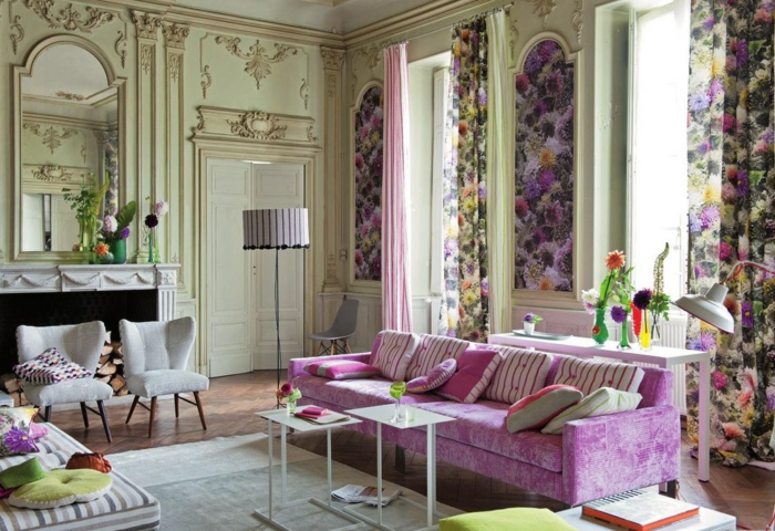 behang vintage woonkamer gordijnen paarse sofa wandspiegel