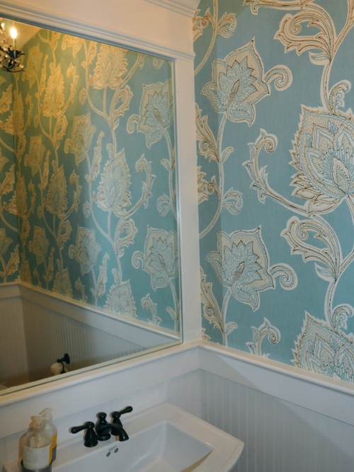 tapet i badet lyse blå floral mønster speil