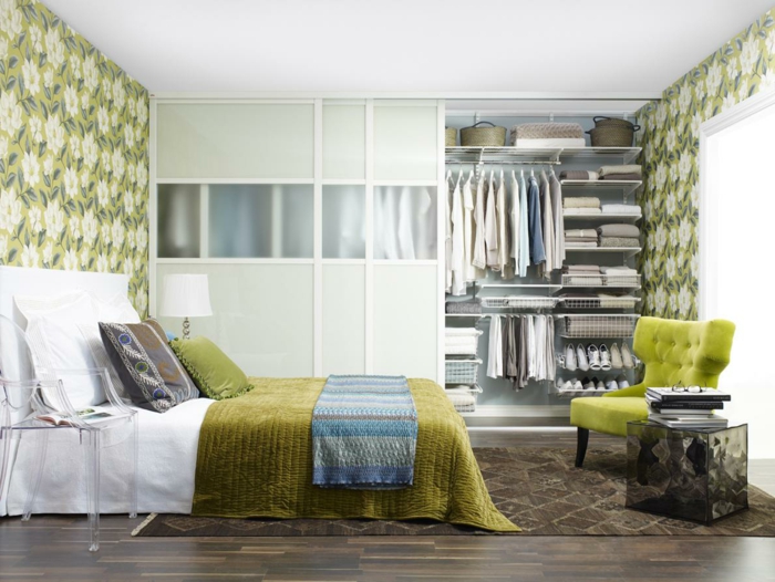 tapety nápady ložnice čerstvost stěna design zelená prvky chladný boční stůl