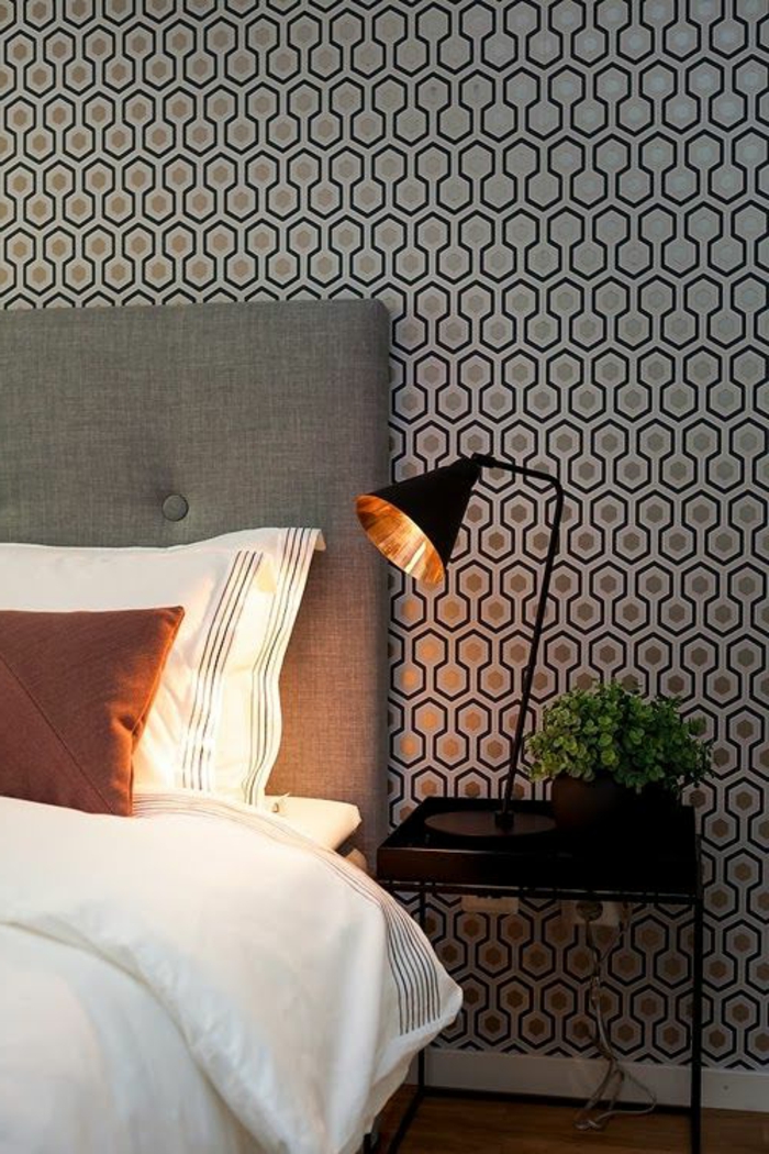 wallpaper ideas dormitorio figuras geométricas papel tapiz patrón lámpara de mesa