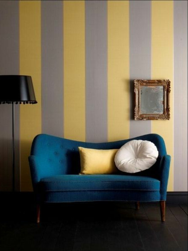 tapet mønster gul beige comnination blå sofa