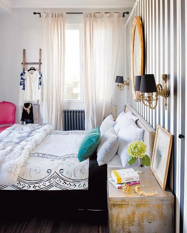 behangpatroon strepen slaapkamer luchtige gordijnen