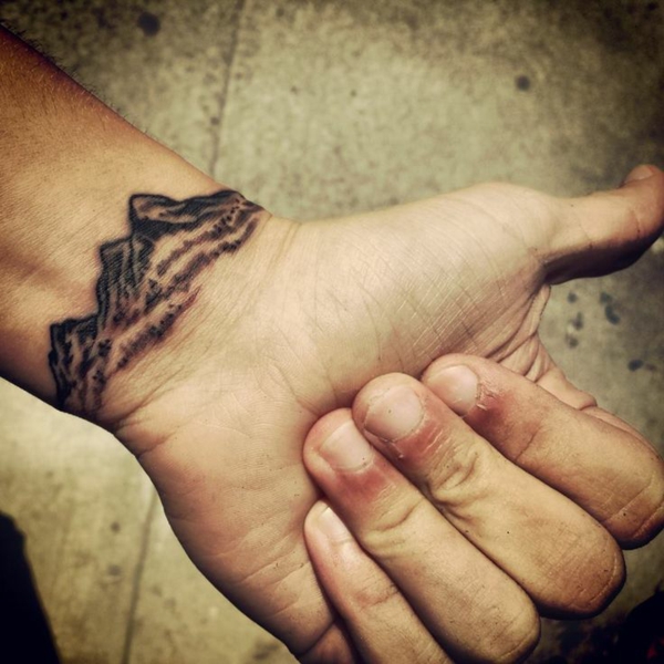ιδέες καρπού τατουάζ για τα βουνά των ανδρών