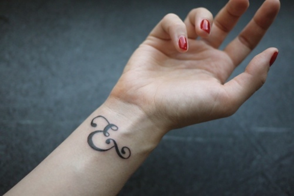 τατουάζ στις γραμματοσειρές καρπού που και τα σημάδια