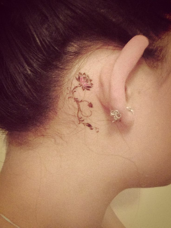 татуировка зад ухото татуировки цвете