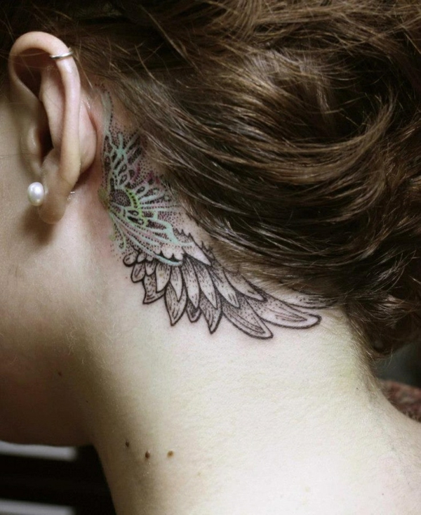 耳纹身图案孔雀背后的纹身