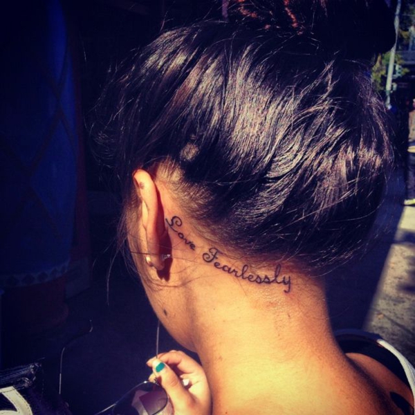 τατουάζ πίσω από τα κείμενα τατουάζ αυτιών