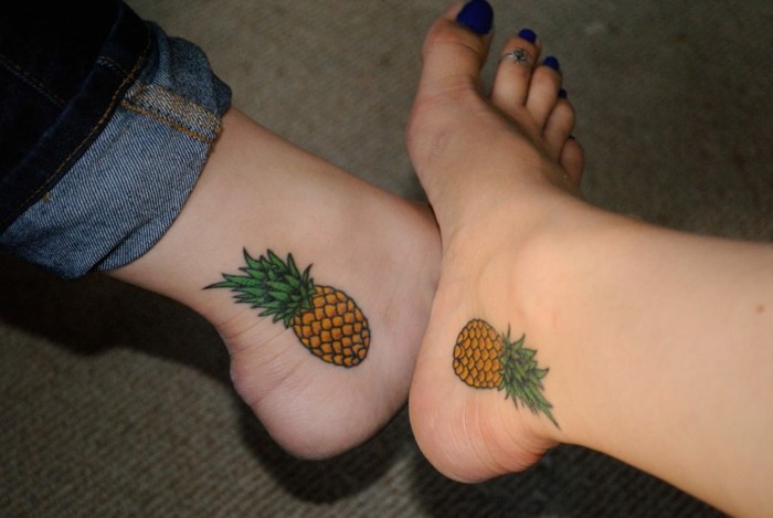 татуировка глезена ananasse от двете страни