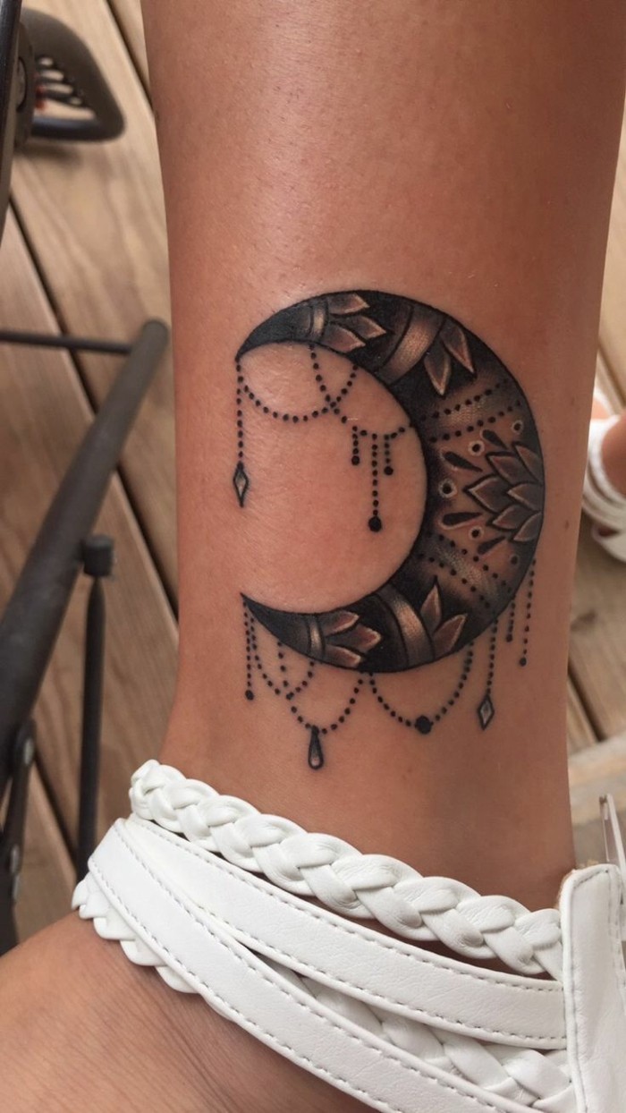 татуировка глезена луна красиви идеи за татуировки за жени