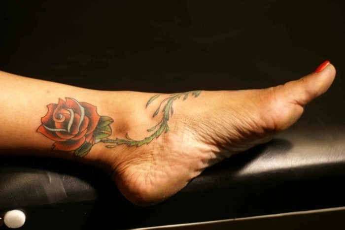 татуировка глезена фантазия идея за ранна красива роза