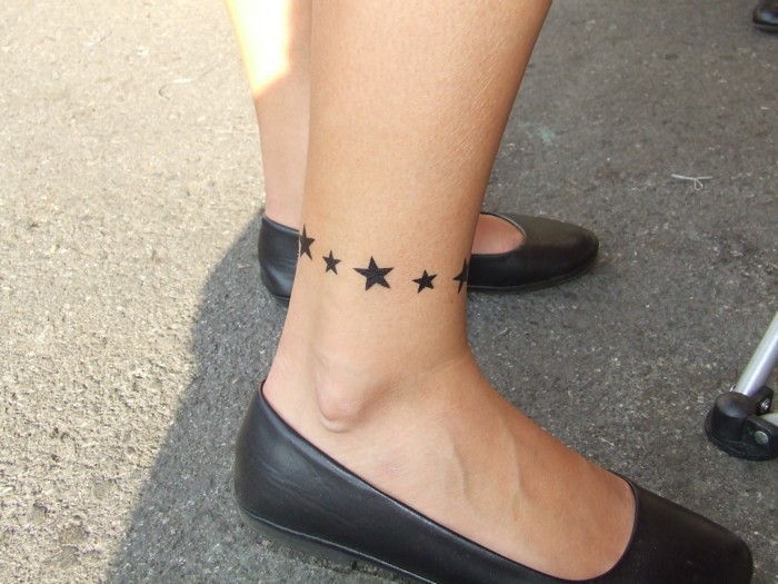 татуиран глезен за жени, черни звезди