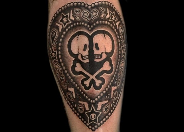 τατουάζ μοτίβα καρδιά κρανίου σκέλος