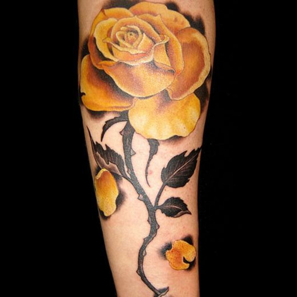 tatoveringsmotiver til kvinder gul rose underarm