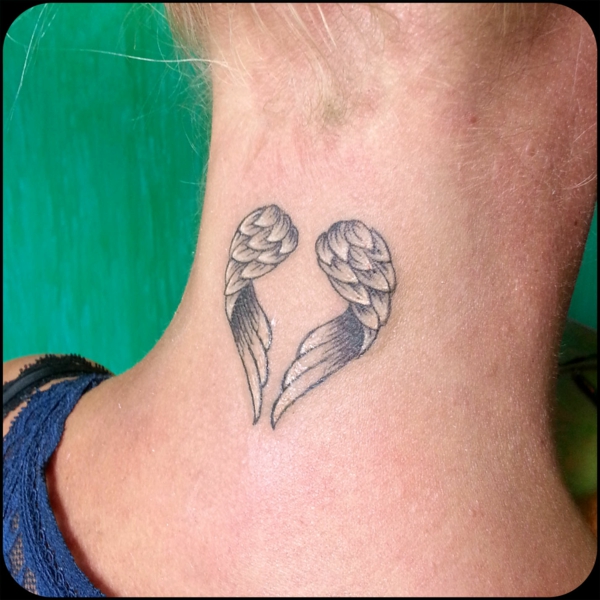 τατουάζ μοτίβα καρδιά φτερά στο λαιμό απλό κομψό